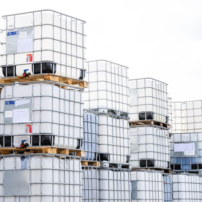 Contentores IBC para armazenamento ou recolha de resíduos sólidos ou líquidos na Linhambiente