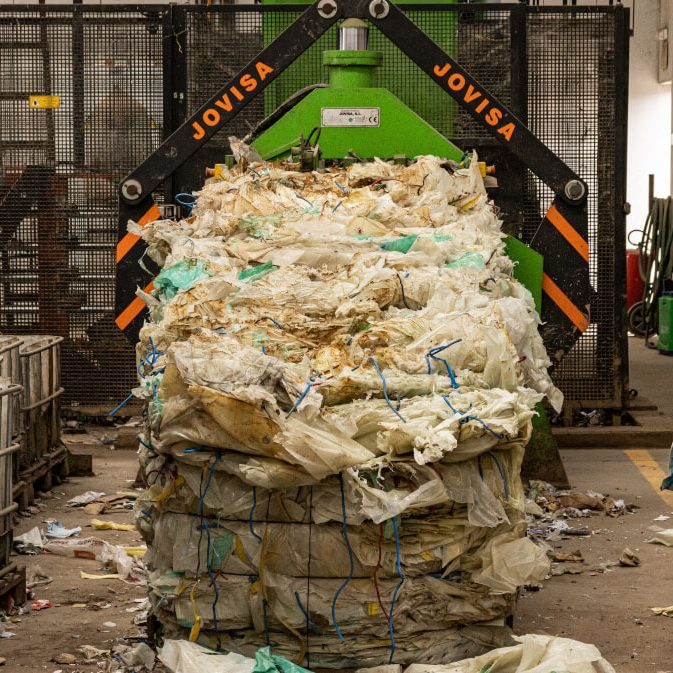 Prensa Enfardadeira usada na gestão de resíduos na Linhambiente