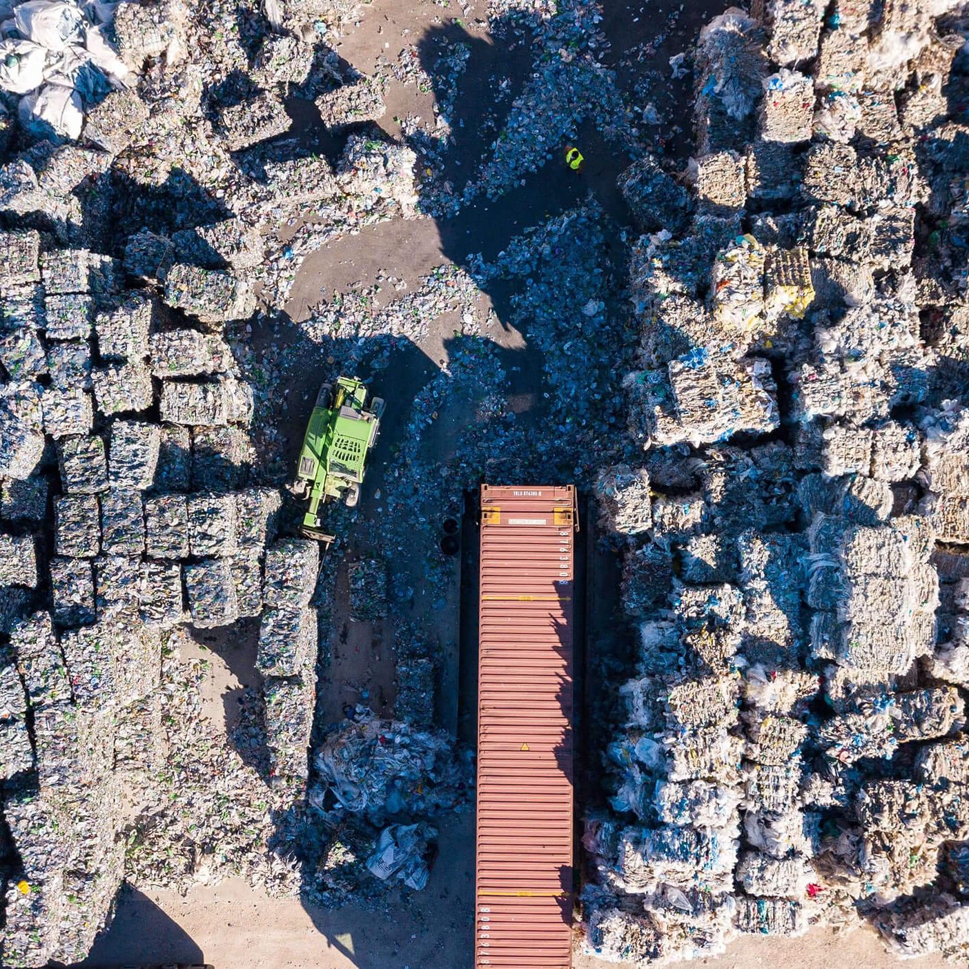 Zona exterior de armazenamento de resíduos na Linhambiente