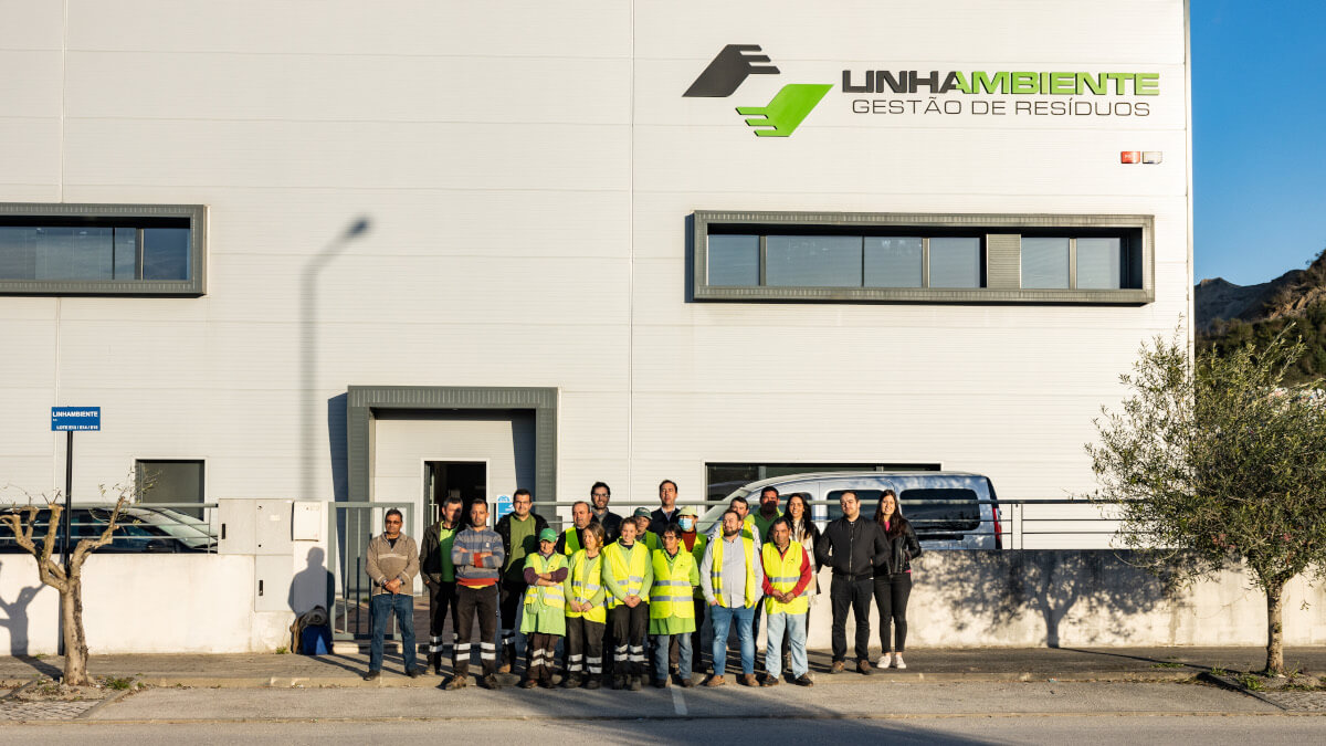 Foto da equipa da empresa de gestão de resíduos Linhambiente